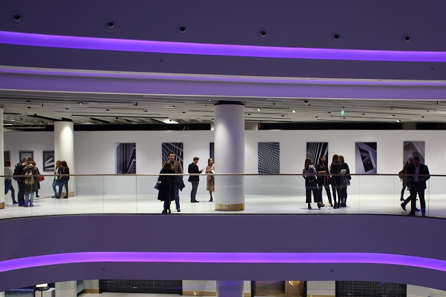 Минимализм и геометрия пространства: в Киеве открылась выставка урбанистической фотографии Убика Литвина