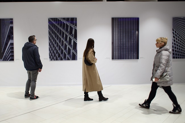 Минимализм и геометрия пространства: в Киеве открылась выставка урбанистической фотографии Убика Литвина