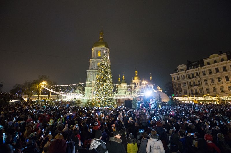 В Киеве зажгли главную елку страны: фоторепортаж