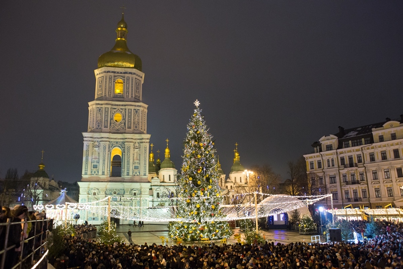 В Киеве зажгли главную елку страны: фоторепортаж