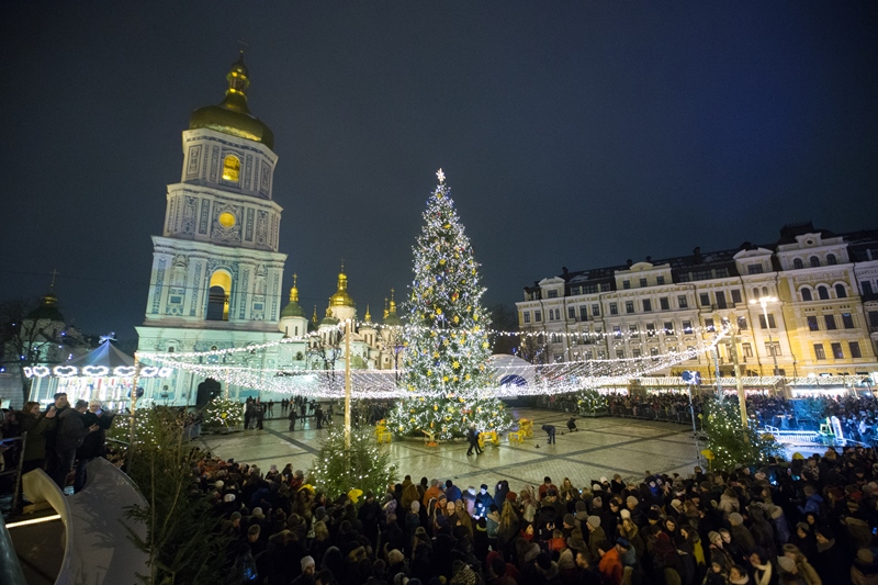 В Киеве зажгли главную елку страны: фоторепортаж