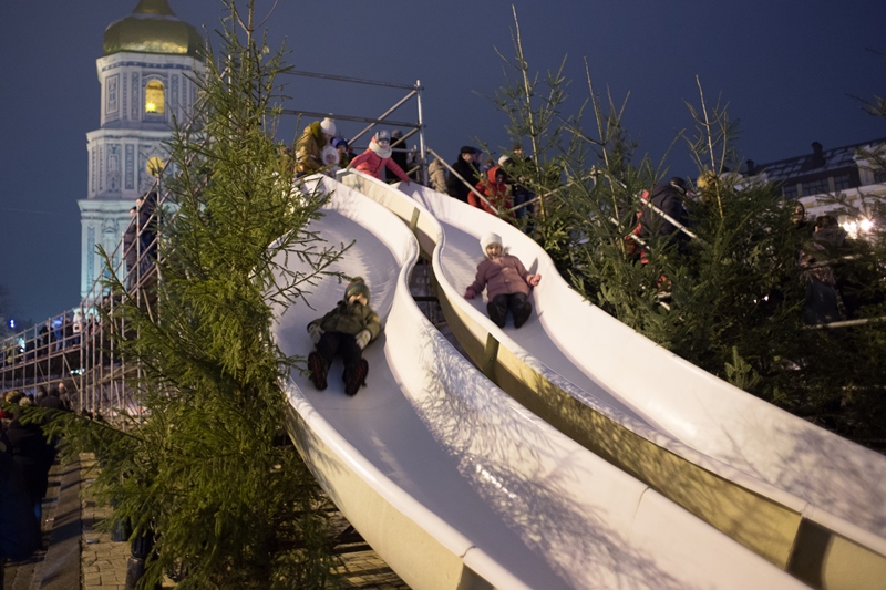 В Киеве зажгли главную елку страны: фоторепортаж