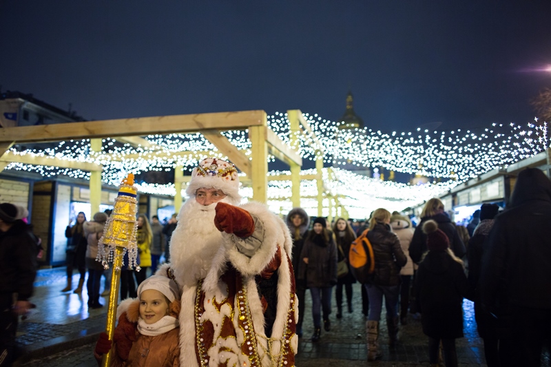 В Киеве зажгли главную елку страны: фоторепортаж