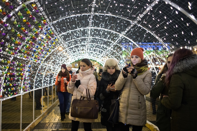 В Киеве зажгли главную елку страны: фоторепортаж