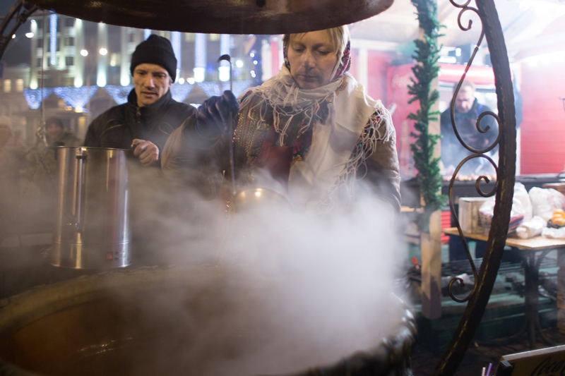 В Киеве зажгли главную елку страны: фоторепортаж