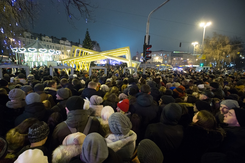 В Киеве зажгли главную елку страны: фоторепортаж