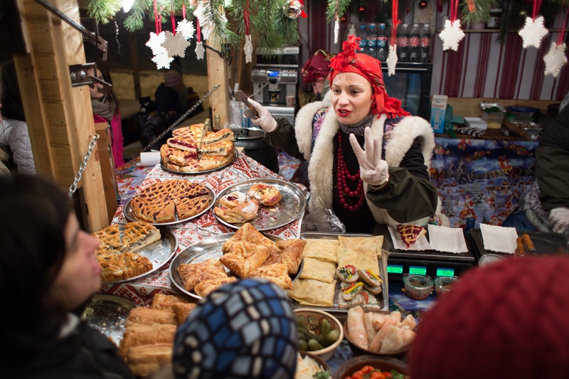 В Киеве зажгли главную елку страны: фоторепортаж