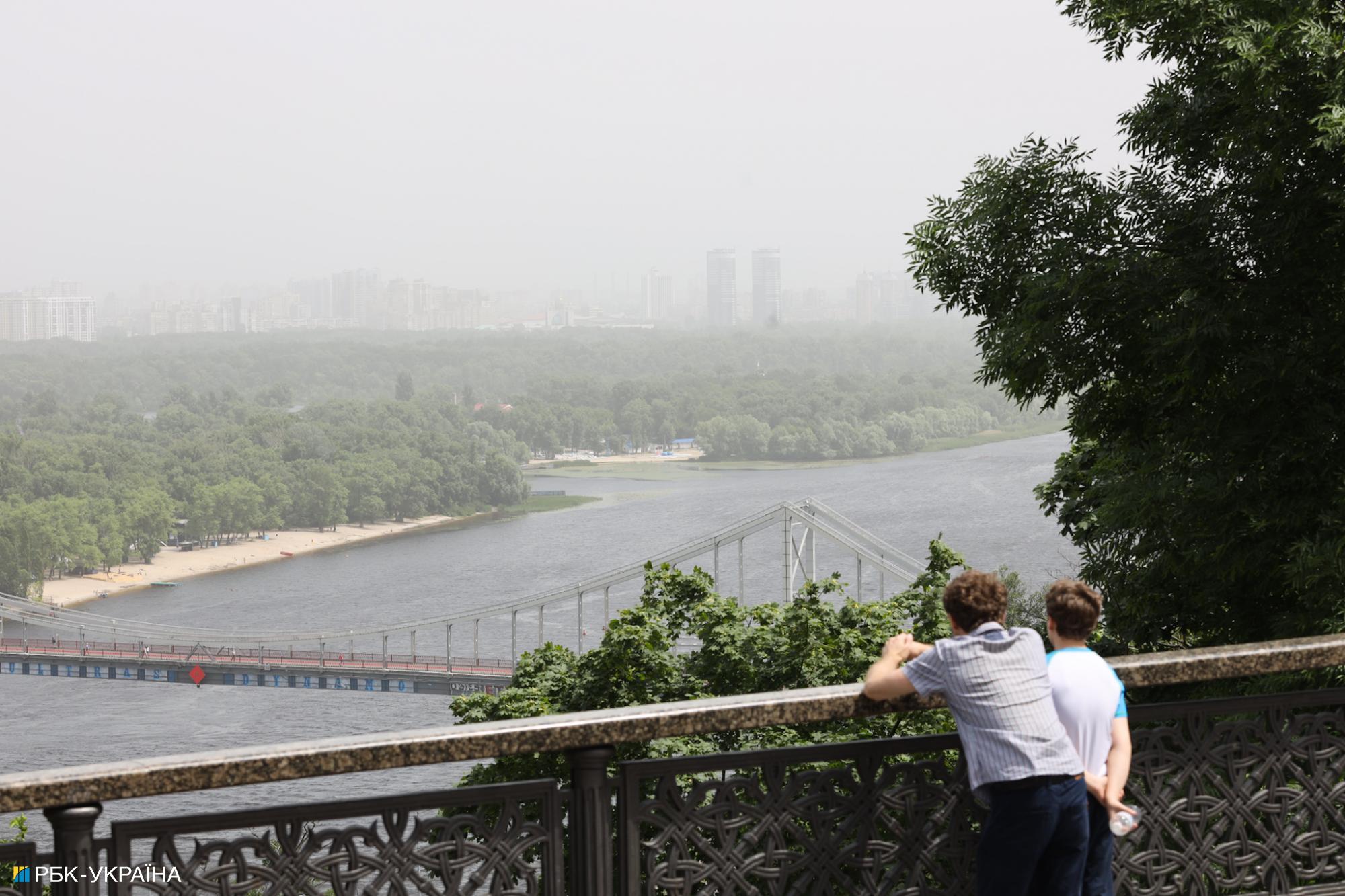 Киев накрыла песчаная буря: ее видно из космоса (фото)