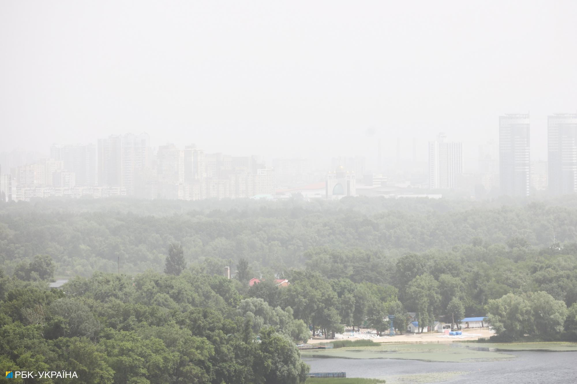 Киев накрыла песчаная буря: ее видно из космоса (фото)