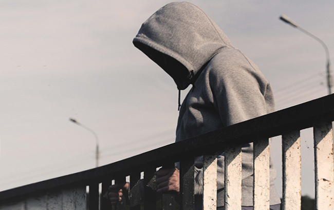 Робив селфі з друзями: під Харковом підліток зірвався з моста