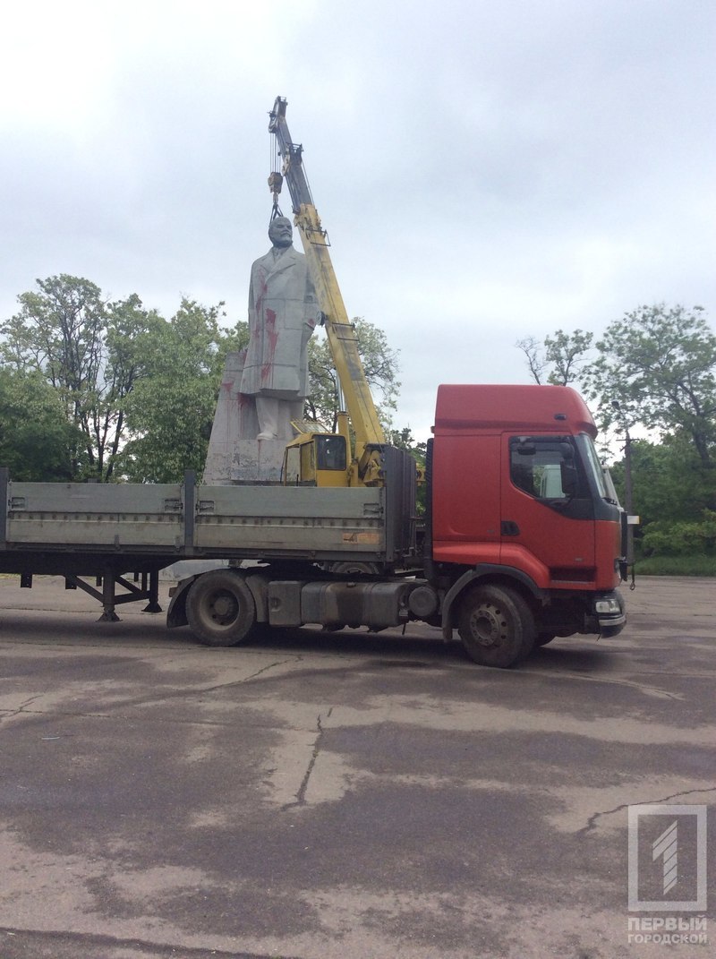 В Одессе сносят последний памятник Ленину