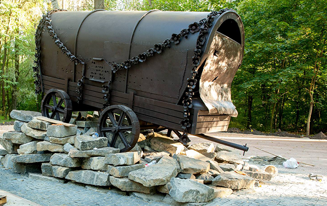 В Киеве вандалы повредили памятник в Бабьем яру