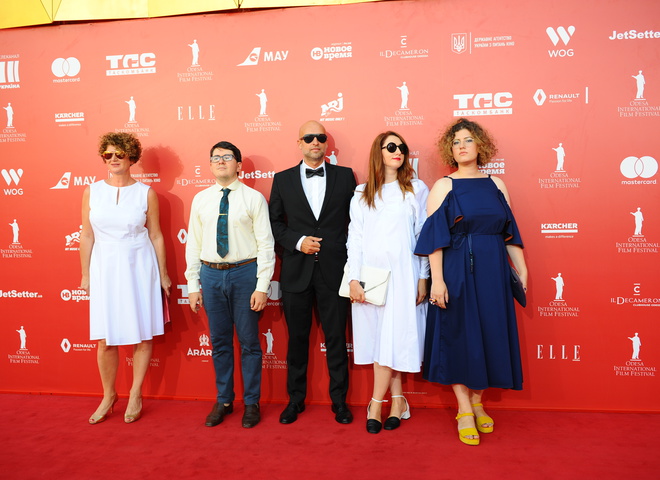 ОМКФ 2018: одесити розбурхали фестиваль безглуздими нарядами на червоній доріжці (фото)