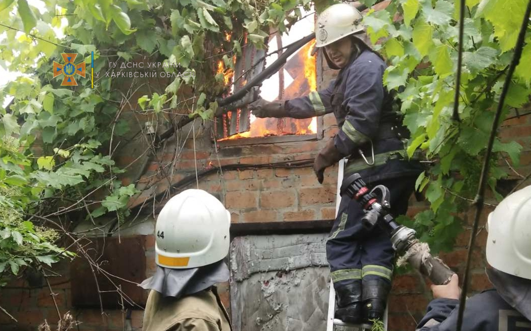 Під Харковом блискавка влучила в будинок: він миттєво спалахнув