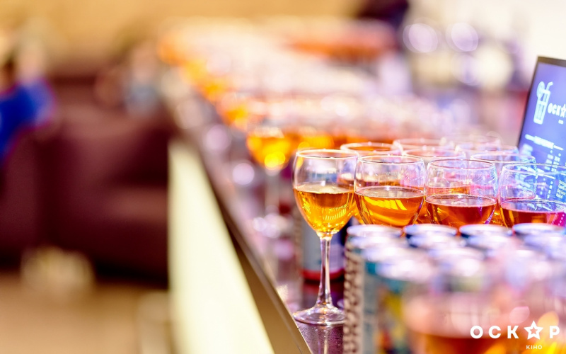 "Дуже погані матусі 2": Мішель Андраде і інші зірки відвідали прем'єру комедії