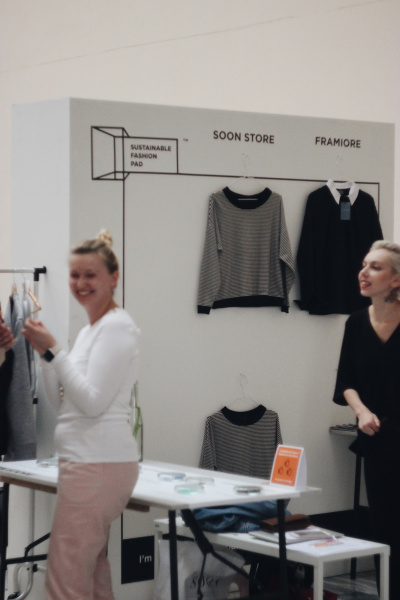 Осознанная мода: в Киеве учились шить ковры и сдавали одежду на благотворительность