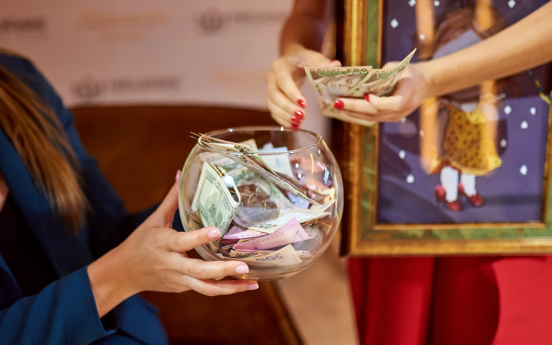 Участницы &quot;Mrs. Ukraine World 2018&quot; провели благотворительный аукцион (фото)