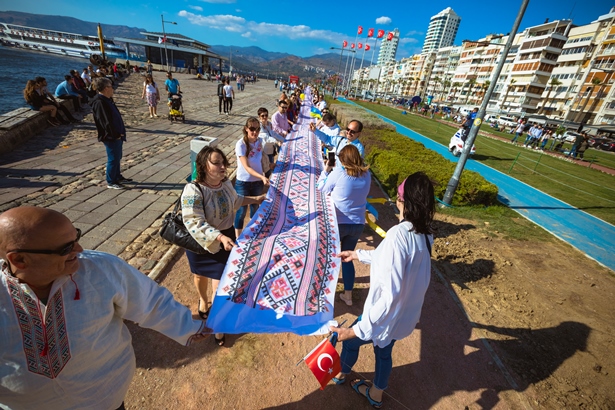 В турецком Измире развернули рекордную украинскую вышиванку (фото)