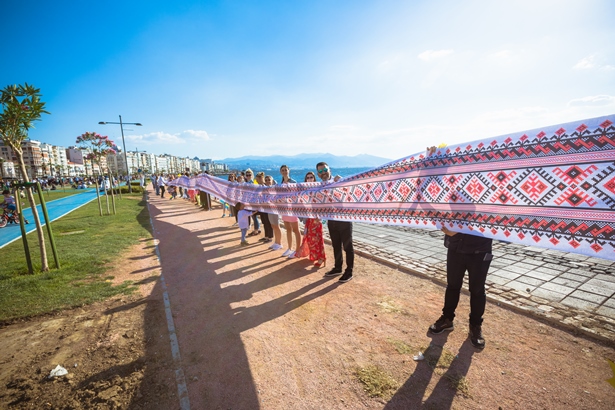 В турецком Измире развернули рекордную украинскую вышиванку (фото)