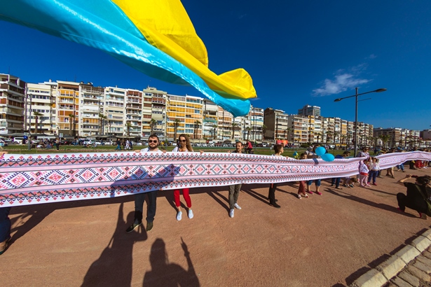 В турецком Измире развернули рекордную украинскую вышиванку (фото)