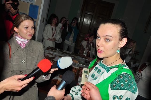 Фото: Леся Воронюк рассказывает о Дне вышиванки в Украине (voroniuk.com) Леся Воронюк