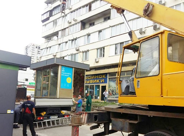 "Мечтаю о сквере": Киев избавили от двадцати нелегальных МАФов (фото)