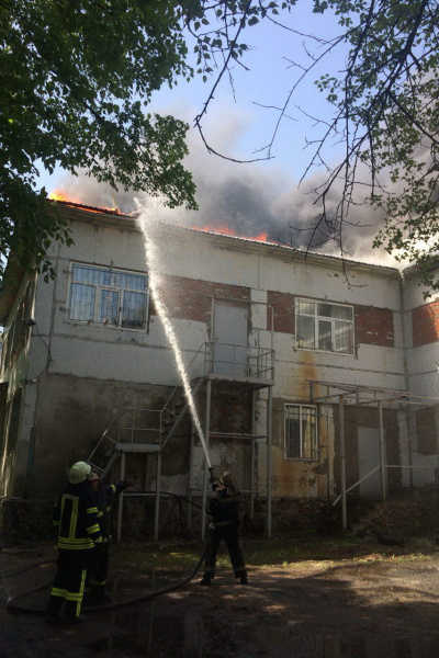 "Воняет гарью, на улице дым": в Харькове вспыхнул сильный пожар (фото)