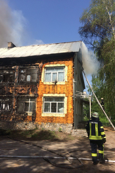 "Воняет гарью, на улице дым": в Харькове вспыхнул сильный пожар (фото)