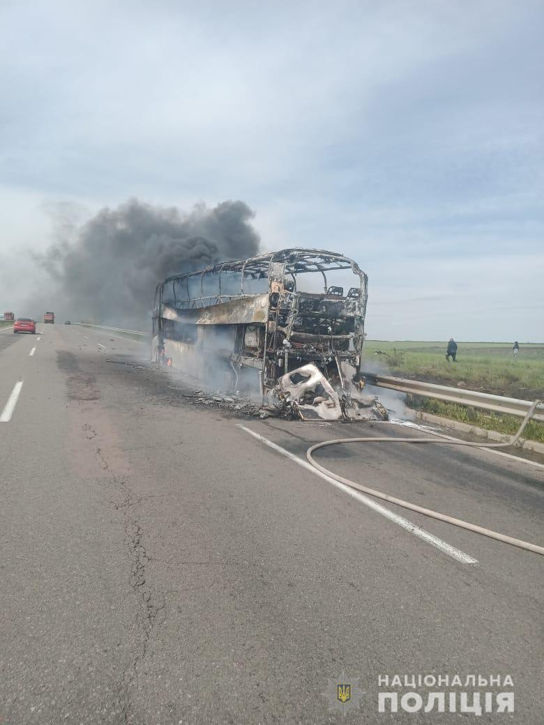 Под Одессой во время движения загорелся автобус с пассажирами: в небо поднялись клубы дыма