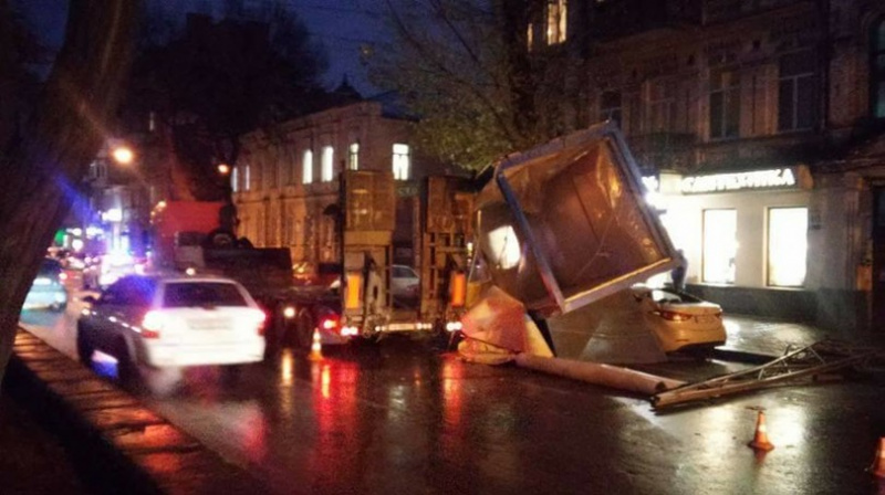 &quot;Восстание&quot;: в Киеве грузовик &quot;выронил&quot; МАФ на автомобили