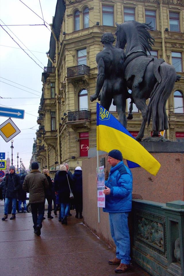 У Пітері на активіста з українським прапором напали з ножем