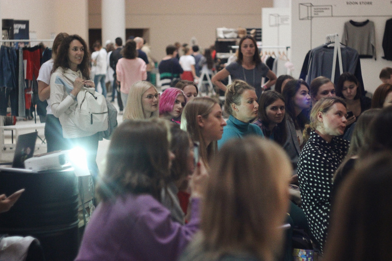 Осознанная мода: в Киеве учились шить ковры и сдавали одежду на благотворительность