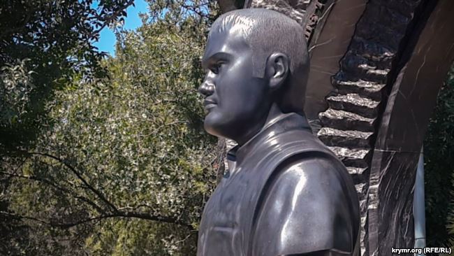 На севастопольском кладбище обнаружили надгробный памятник Януковича-младшего