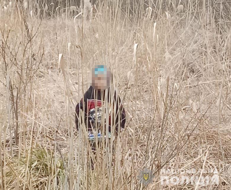 На Волыни 7-летний мальчик сбежал от матери и ночевал на болоте: дом хуже сарая