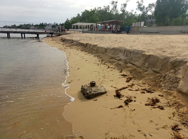 "Скоро вообще пляжа не останется": в сети показали как "процветает" Крым (фото)