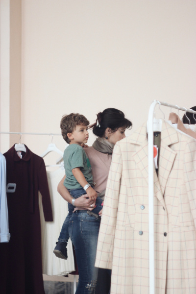 Осознанная мода: в Киеве учились шить ковры и сдавали одежду на благотворительность