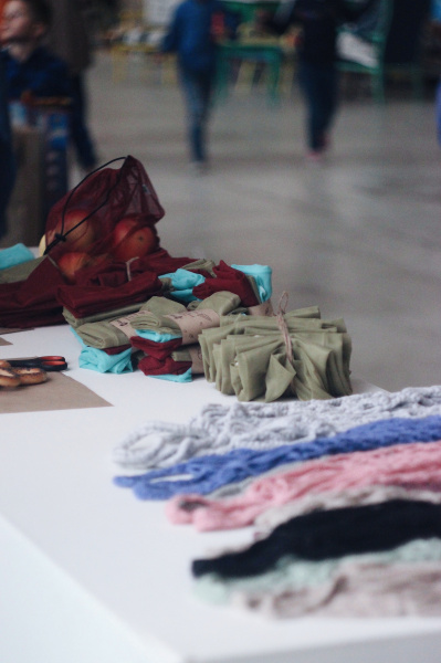 Осознанная мода: в Киеве учились шить ковры и сдавали одежду на благотворительность