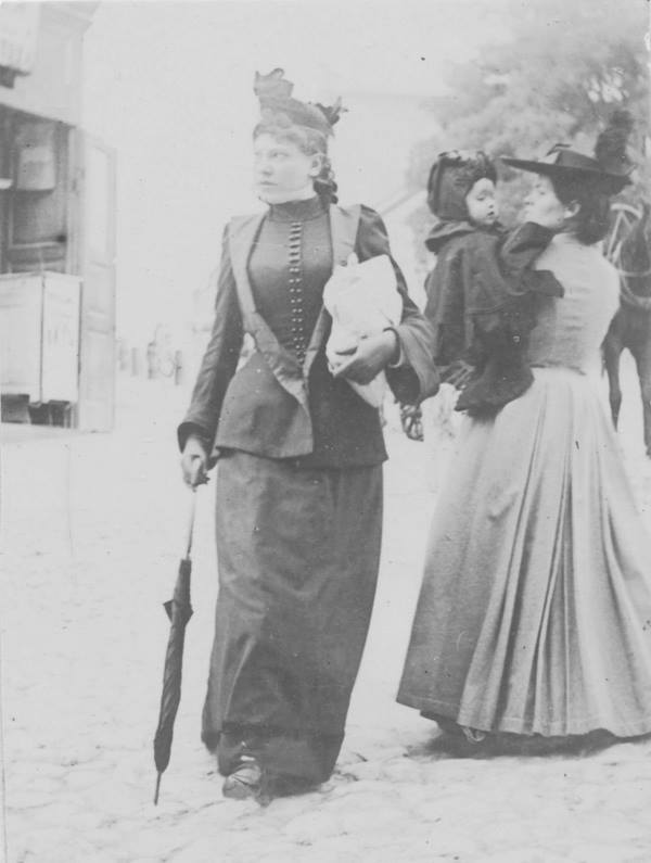 В сети показали, как одевались модные киевлянки 200 лет назад