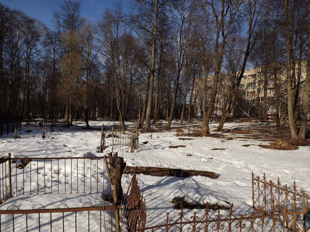 "Не забудем подвиг ветеранов": в сети появились фото заброшенных кладбищ в России и "ЛДНР"