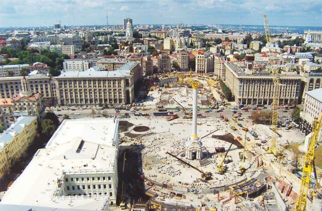 Кнопкові мобільні, "Шанс" зі Скрябіним та перші ТЦ: чим українцям запам'ятались 2000-і