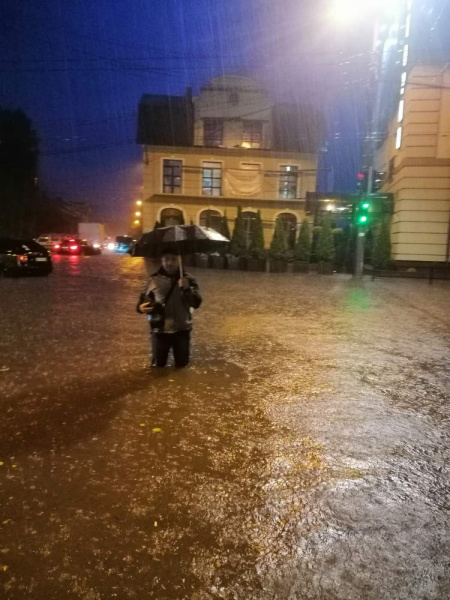 Апокалипсис в Тернополе: улицы превратились в реки, а вода достигала колен