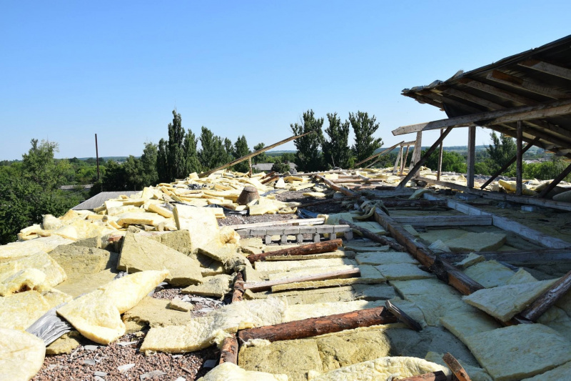 Тільки відремонтували: у Луганській області негода розвалила гімназію