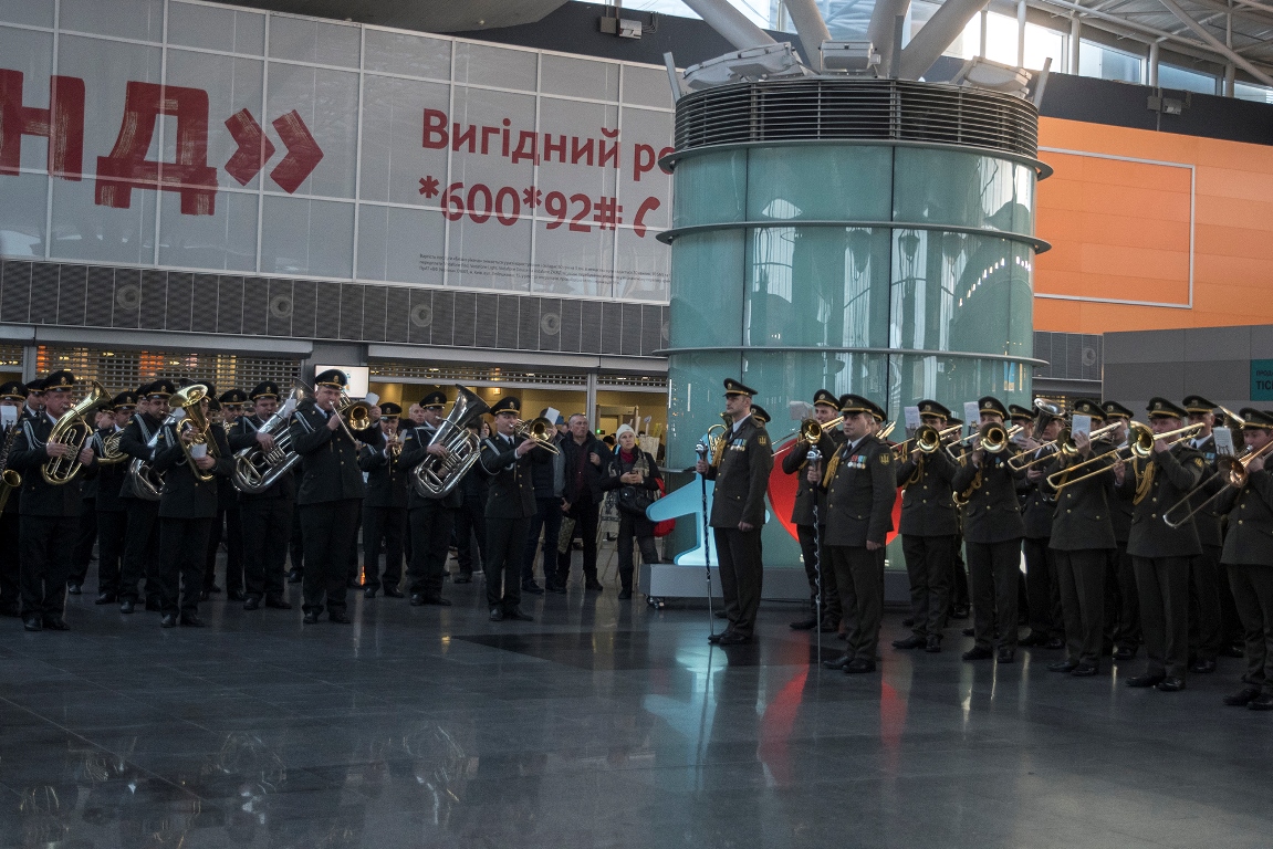 "За честь и славу": по всей Украине звучат оркестры, прославляя "киборгов"