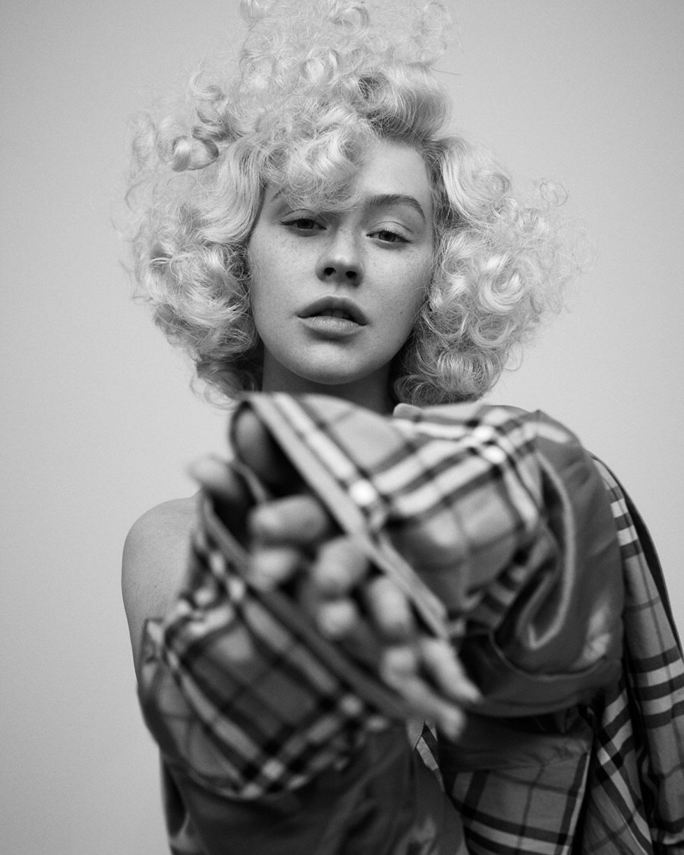 Крістіна Агілера здивувала фанатів незвичайними експериментами із зовнішністю