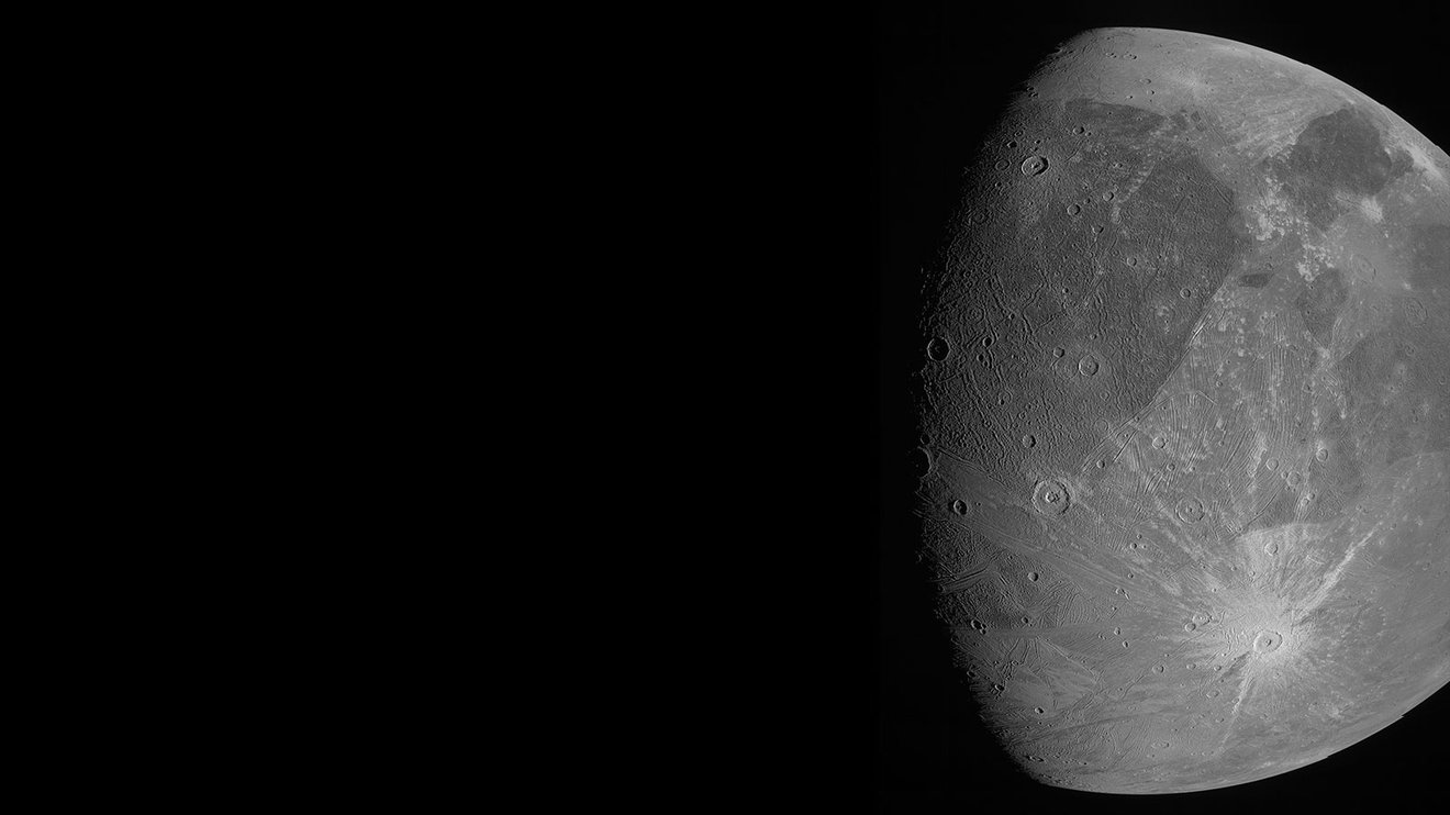 У NASA показали вражаючі фото найбільшого супутника Сонячної системи