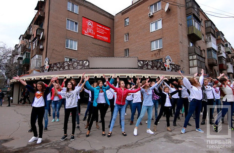 Криворожские школьники устроили патриотический флешмоб