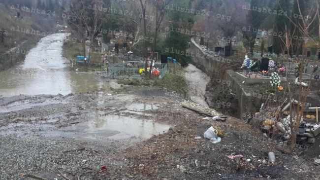 В оккупированной Алуште людей хоронят прямо в реке (фото)