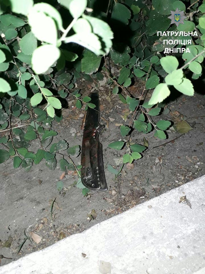 У Дніпрі п'яний напівоголений чоловік побив і поранив жінку ножем