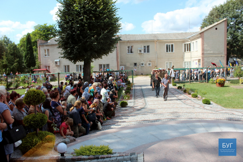 Без отца осталось двое детей: на Волыни провели в последний путь погибшего на Донбассе бойца (фото)