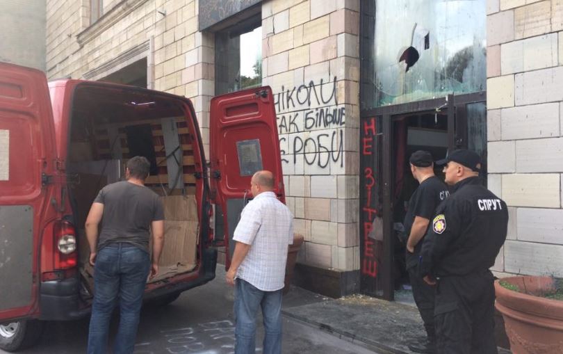 Скандальний магазин на Грушевського залишився без меблів